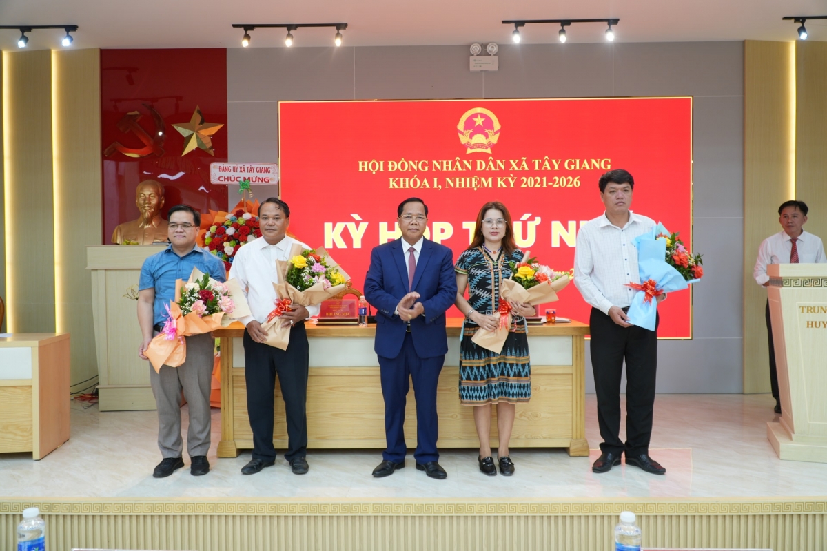 Văn phòng, Ban xây dựng Đảng, Ủy ban Kiểm tra Đảng uỷ xã và Trung tâm Chính trị xã Tây Giang ra mắt. Ảnh: LÊ TIẾN