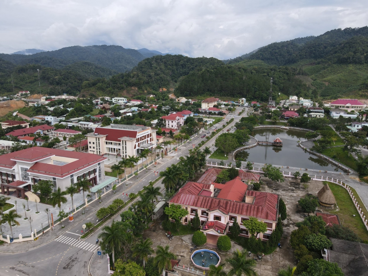 Một góc trung tâm hành chính xã Tây Giang. Ảnh: HỒ QUÂN