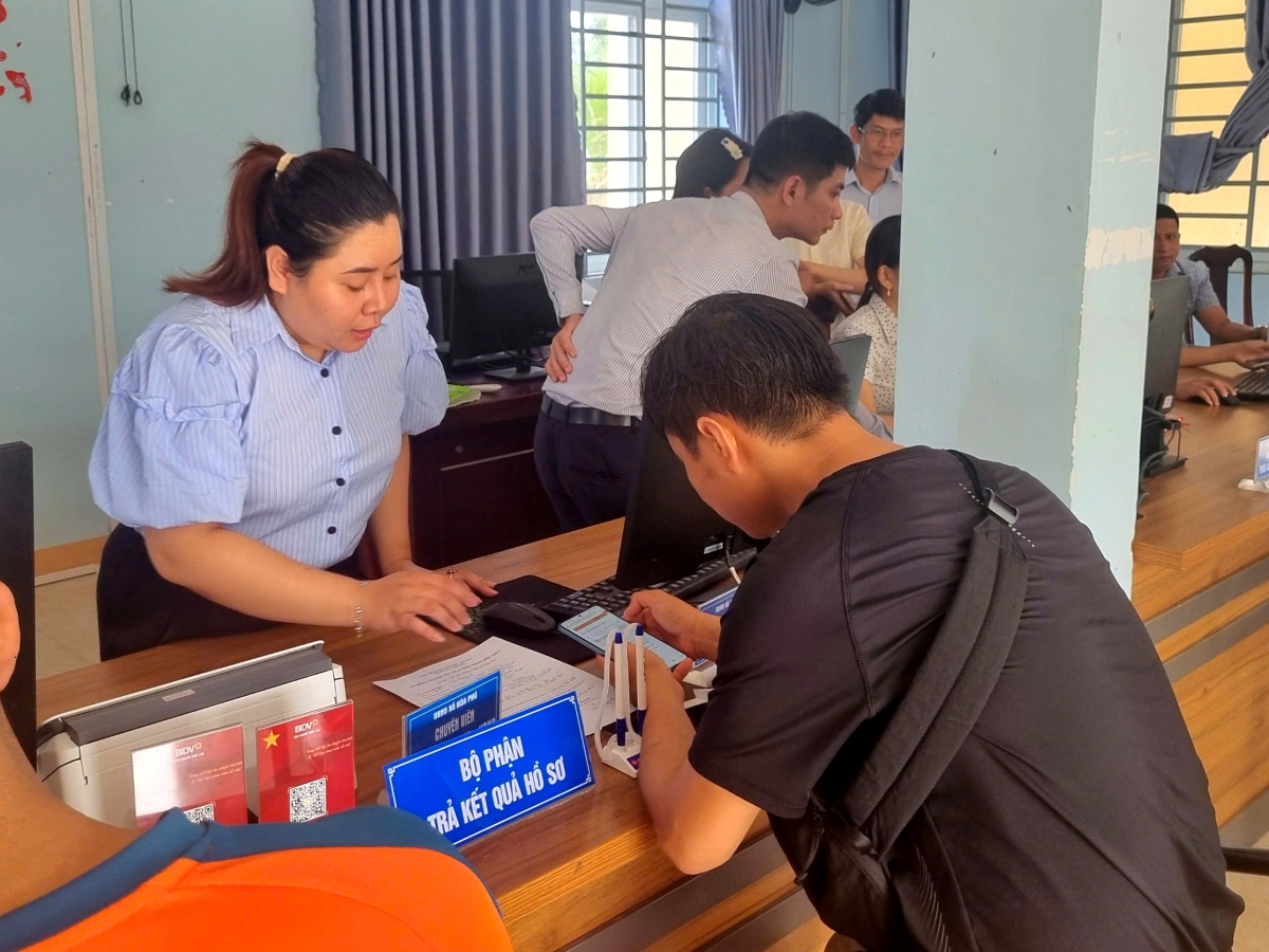 Kăn ƀô̆ nhân viên tíu xiâm pơkuâ tơnêi têa tŏng gum kuăn pơlê pêi pro mâu mơ-éa tơdrêng troăng hyôh măng phôn râng kŏng