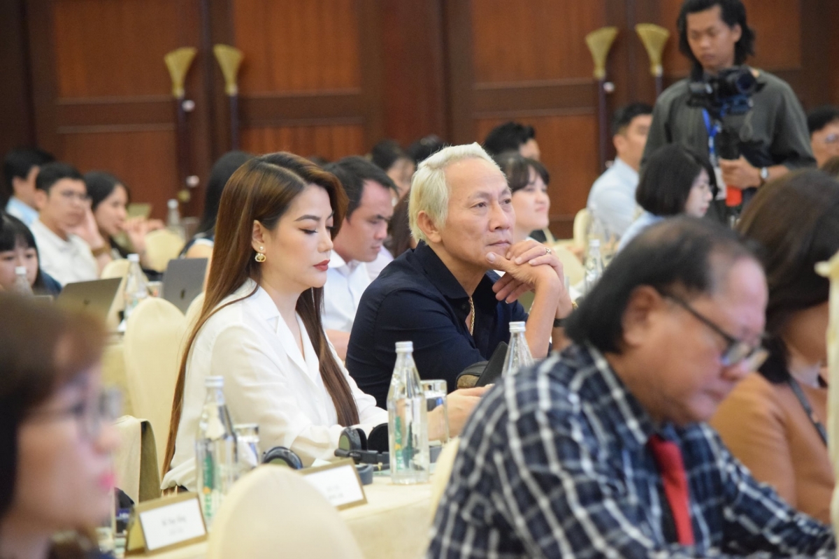 Diễn viên Trương Ngọc Ánh và NSƯT Hoàng Hải (từ trái sang phải) tham dự hội thảo. Ảnh: ĐOÀN HẠO LƯƠNG