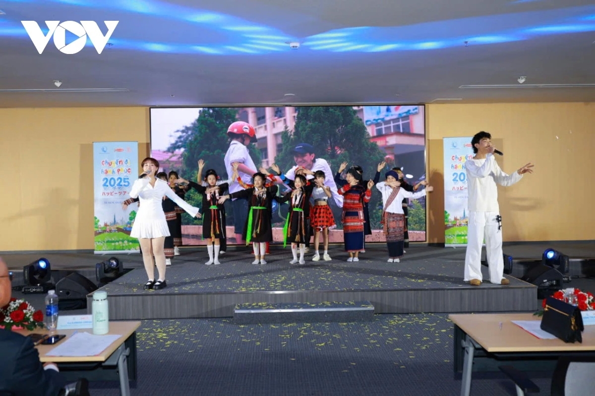 "Chuyến đi hạnh phúc" đưa 40 học sinh nghèo đi tham quan và tiếp động lực cho các em.