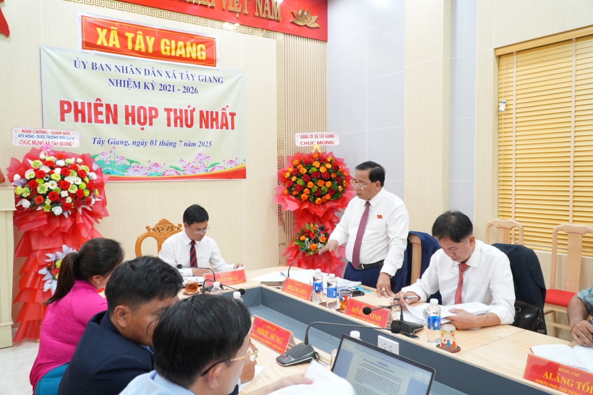 Phiên họp thứ nhất của UBND xã Tây Giang. Ảnh: LÊ MỸ