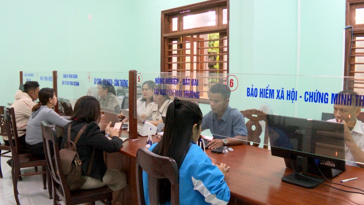 Người dân giải quyết thủ tục hành chính tại Trung tâm Phục vụ hành chính công xã Nam Trà My ngày 1/7. Ảnh: TRUNG LÊ