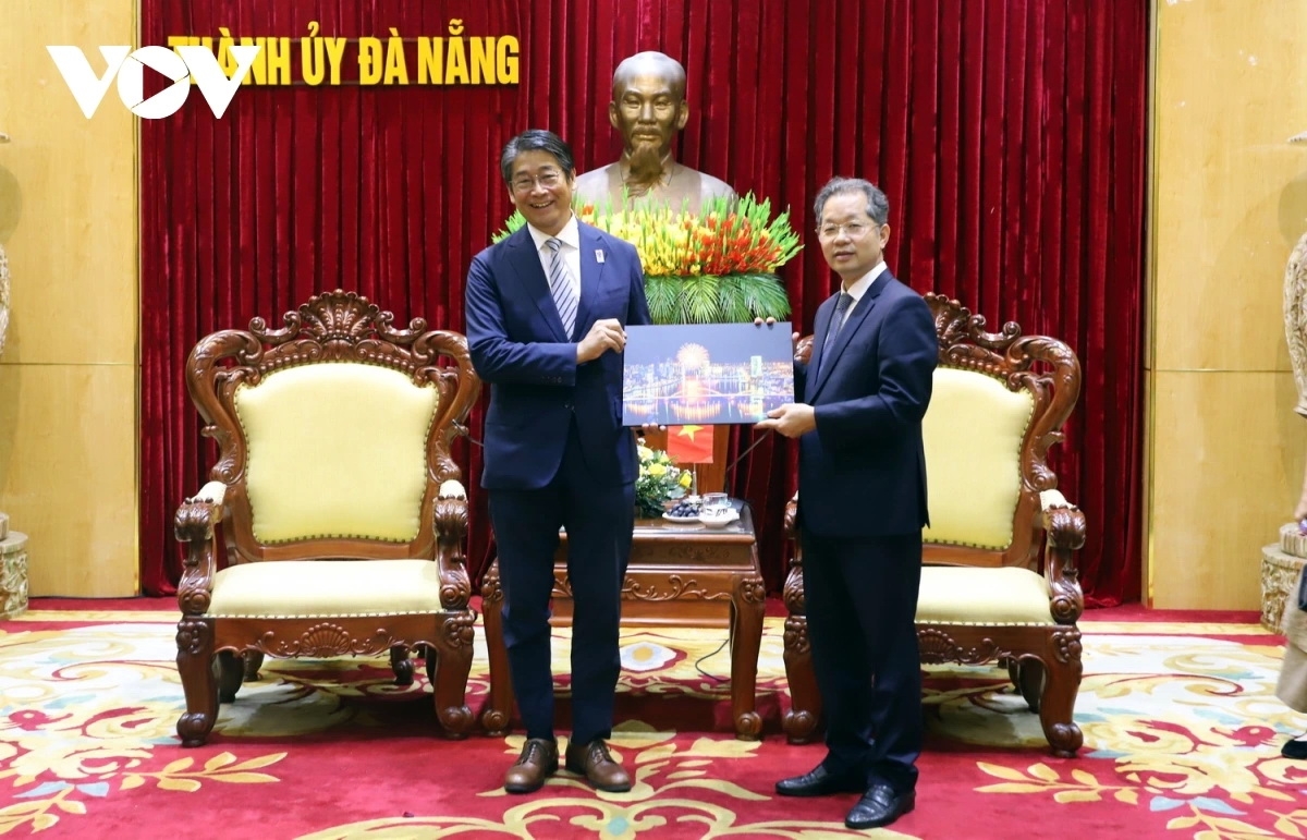 Bí thư Thành ủy Đà Nẵng Nguyễn Văn Quảng tặng quà lưu niệm Đại sứ đặc mệnh toàn quyền Nhật Bản tại Việt Nam Ito Naoki.