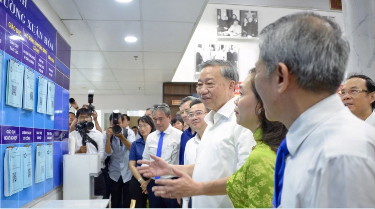 Tổng Bí thư Tô Lâm hăn ôp uănh na nê̆ trong leo ƀư n'gâng kan bar gưl ta phường Xuân Hòa, TP.HCM