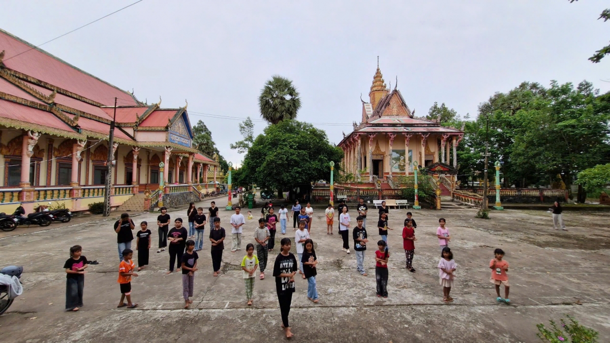 Không gian chùa trở thành lớp học múa truyền thống