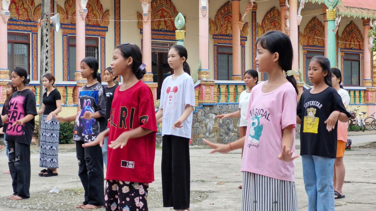Các bạn học sinh chăm chỉ tập luyện các động tác múa