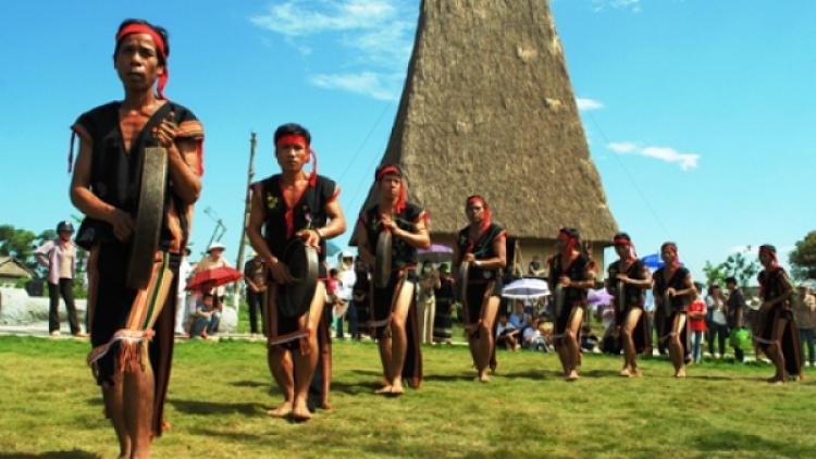 Phát triển du lịch gắn với bản sắc văn hóa các dân tộc vùng Tây Nguyên