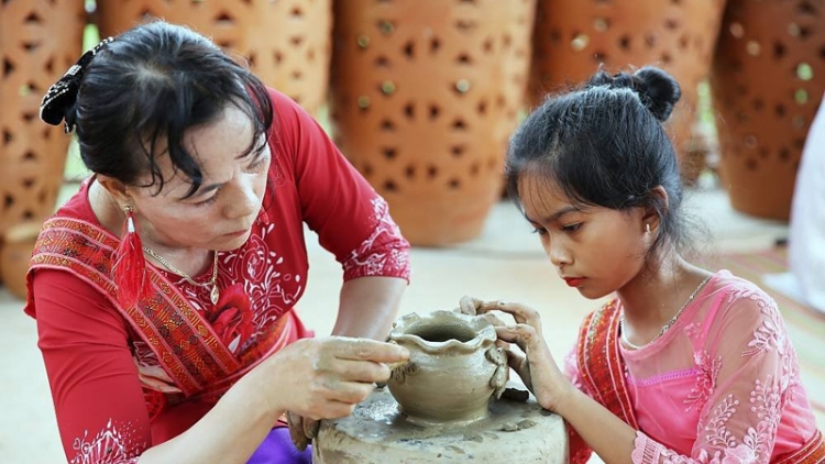 Nghệ thuật làm gốm của người Chăm là di sản văn hóa phi vật thể cần bảo vệ khẩn cấp