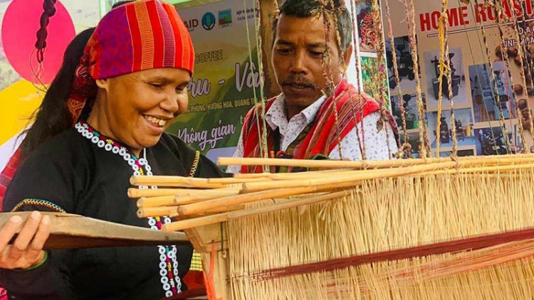 Người phụ nữ ở bản Ka Túp "thổi hồn" vào thổ cẩm để làm giàu