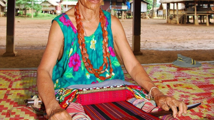 Sản phẩm thổ cẩm - Bức khảm quý giá khắc họa bản sắc dân tộc Cơ Tu ở hai nước Việt - Lào