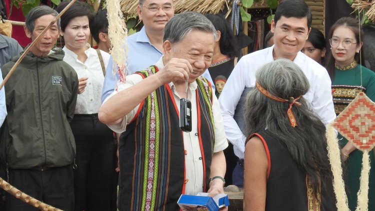 Khua tơhan krên dên Tô Lâm ƀơk radio kơ 100 čô mơnuih kơhnăk gru đưm tơring čar Kon Tum 