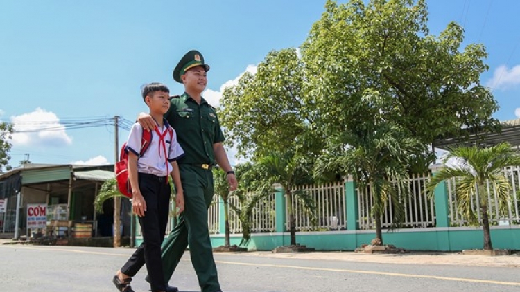 Tây Ninh: Nâng bước trẻ em DTTS vùng biên đến lớp