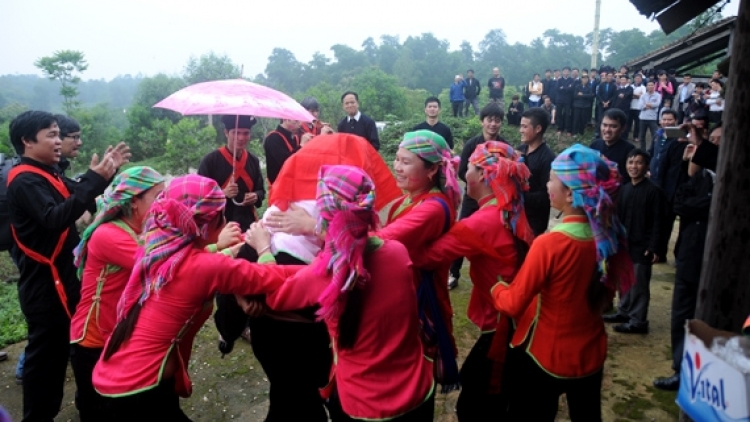 Phong tục cưới hỏi của người Giáy ở Lào Cai