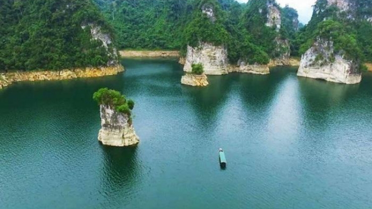 Lênh đênh khám phá lòng hồ Na Hang