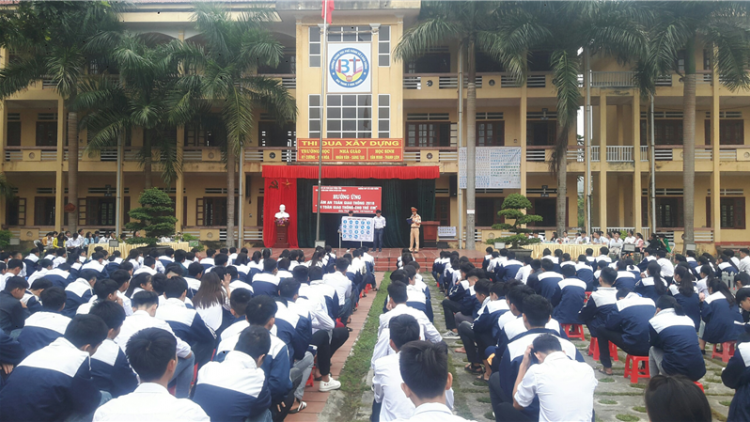 Ngon tô thứ 2 mự 29 căm bườn 4 pì 2024 – Tiện tô cắp Lo Văn Hoản, Trưởng bản Hai, phường Chiêng Àn, thanh phố Sơn La ma tang nhẳn pao tiêng àn chơ pày tang cuồng gian dặng 30/4-01/5.