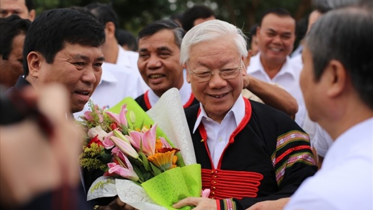 Tổng bí thư Nguyễn Phú Trọng với trang phục dân tộc