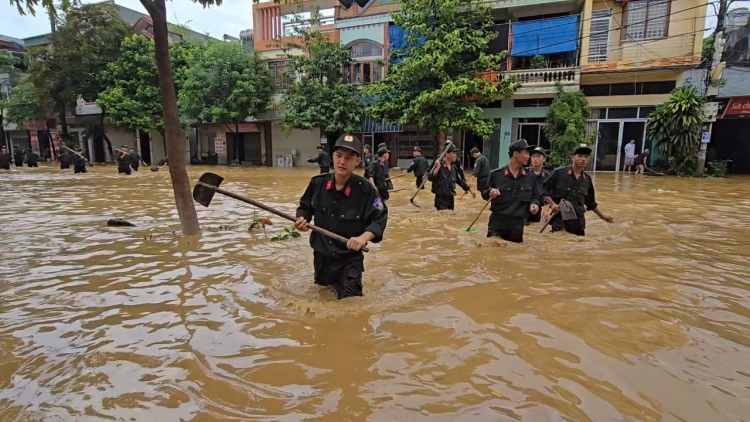 Lào Cai: Mưa lớn như trút, cảnh sát phải mang thuyền cứu hộ người dân, học sinh