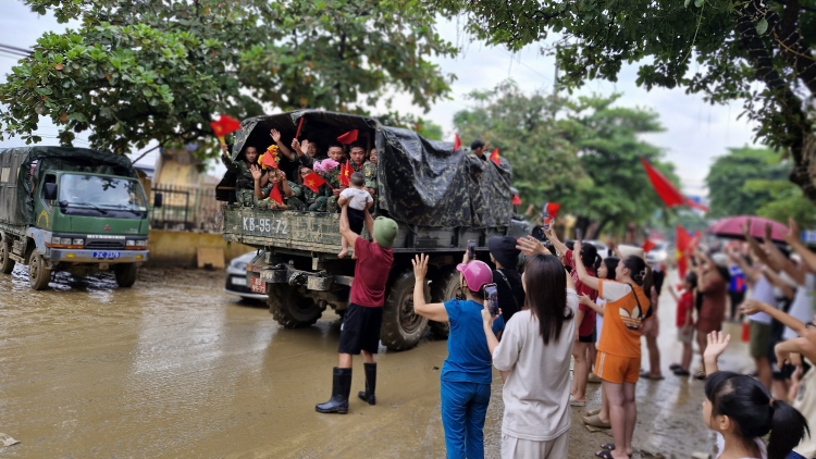 Người dân vùng lũ Yên Bái bịn rịn chia tay bộ đội 