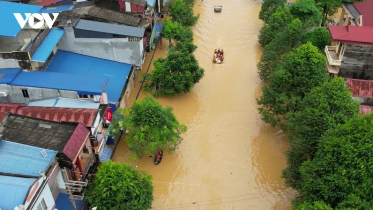 Những người chèo thuyền đưa đồng bào từ tâm lũ Thái Nguyên đến nơi an toàn