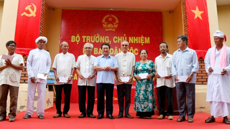 Bộ trưởng, Chủ nhiệm Ủy ban Dân tộc Hầu A Lềnh chúc mừng Tết Katê đồng bào Chăm