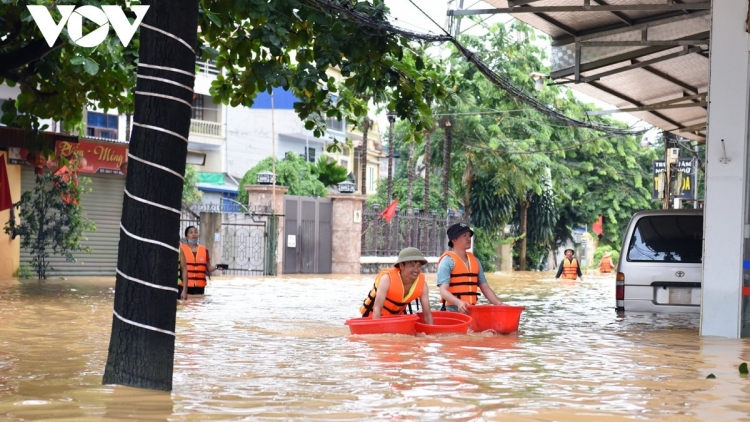 Cứu trợ cho vùng lũ: Phải biết cái dân cần, phải đến tận nơi dân ở