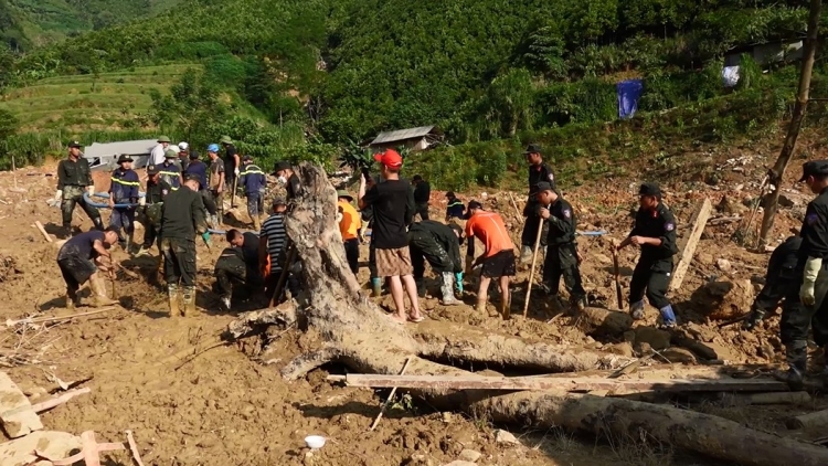 Lực lượng tình nguyện viên đặc biệt vượt ngàn cây số đến vùng lũ Nậm Tông (Lào Cai)