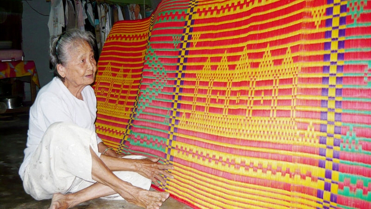 កន្ទេលក្រហម-បេតិកភណ្ឌវប្បធម៌របស់បងប្អូនខ្មែរនៅត្រាវិញ។