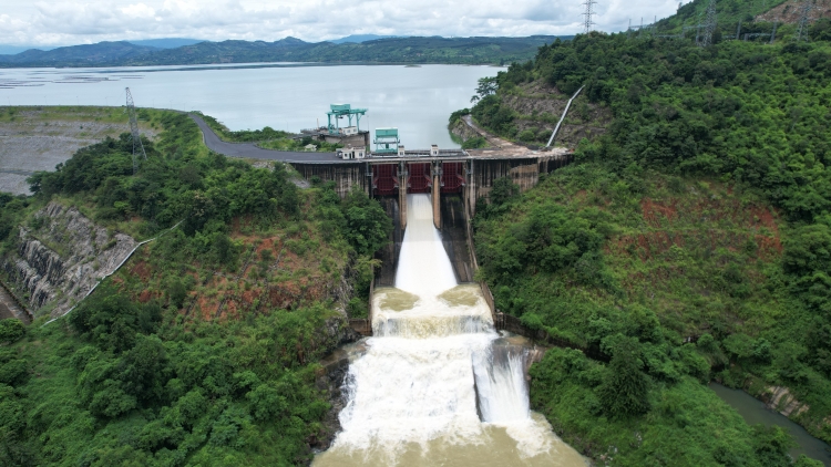 Các thuỷ điện trên sông Sêrêpốc chủ động xả tràn ứng phó với mưa lũ   