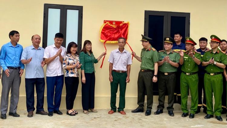  Bàn giao 10 căn nhà cho người dân vùng lũ Mường Pồn, Điện Biên