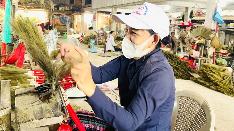 Làng nghề chổi đót Chiêm Sơn, huyện Duy Xuyên tất bật vào vụ sản xuất Tết