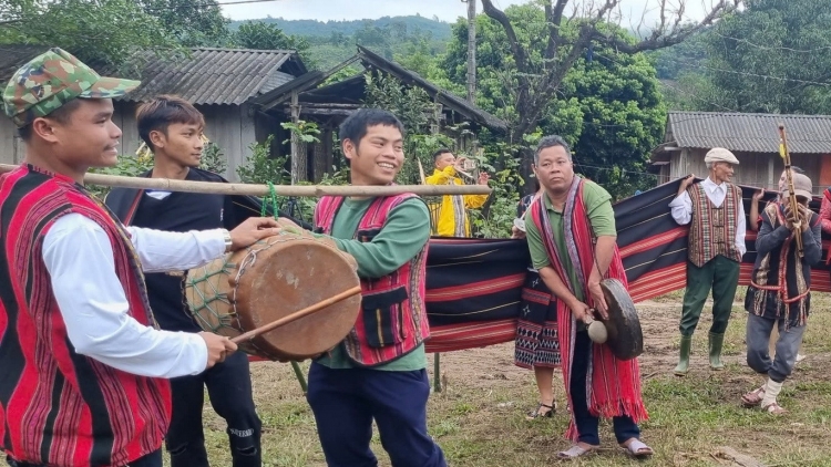 “Nối dây ân linh thần núi”- Lễ tục độc đáo của người Pa Kô