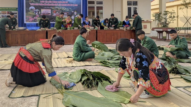 Mang tết đủ đầy đến bản làng vùng biên