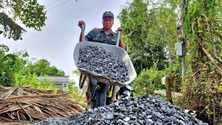  Sóc Trăng: Bộ đội giúp dân xây dựng nhà ở