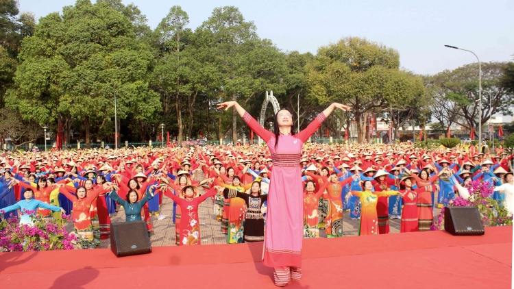 Phụ nữ Đắk Lắk đồng diễn áo dài và diễu hành quanh Tượng đài chiến thắng Buôn Ma Thuột