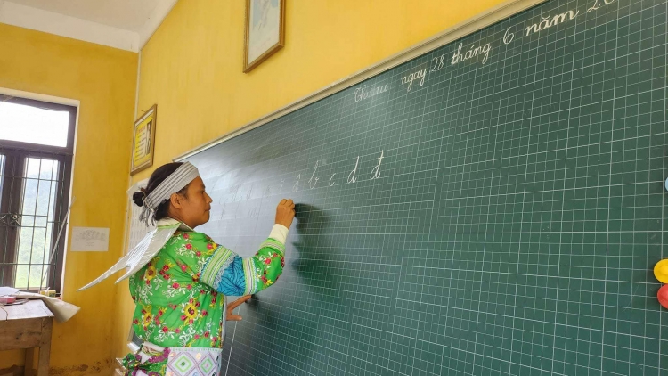 Phụ nữ vùng cao vươn lên cùng con chữ