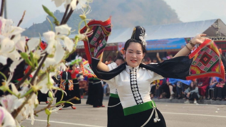 Thiếu nữ Thái rực rỡ trong hội thi trình diễn nghệ thuật Xòe