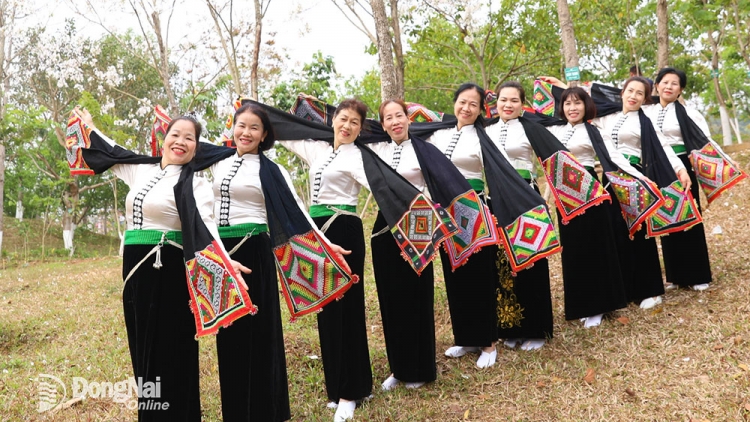 Ngon tô thứ 2 mự 3 căm bườn 3 pì 2025- Bai thàm pả Lò Thị Đưa câu lạc bộ pảy chự ngươn lang vằn hoá phủ Tay nẳng thanh phố Sơn La.