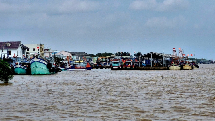 កងទ័ពការពារព្រំដែនសុកត្រាំងរួមដំណើរជាមួយអ្នកនេសាទប្រឆាំងការនេសាទខុសច្បាប់