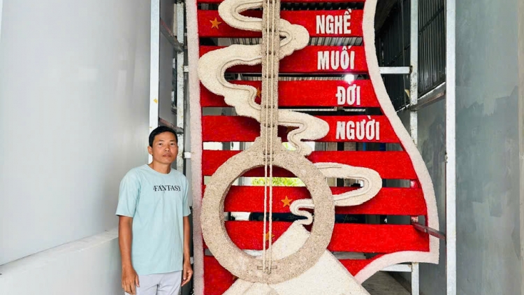 កុលបុត្រនៅតំបន់សមុទ្ទបាកលីវធ្វើចាប៉ីពីគ្រាប់អំបិល។