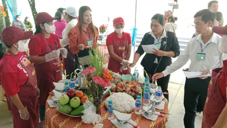 បុណ្យចូលឆ្នាំកងទ័ព ប្រជាជននៅខេត្តវិញឡុងពោរពេញដោយមនោសញ្ចេតនារវាងកងទ័ព និងប្រជាជន