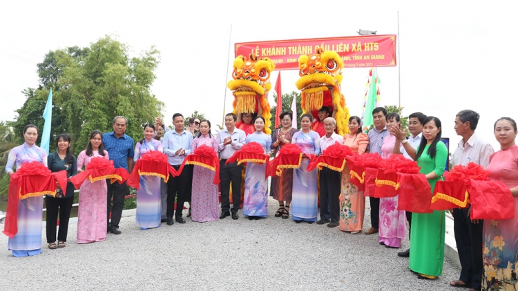 ចូវថាញ់កៀរគរកម្លាំងប្រជាជនសាងសង់ស្ពាន ធ្វើផ្លូវជនបទ។