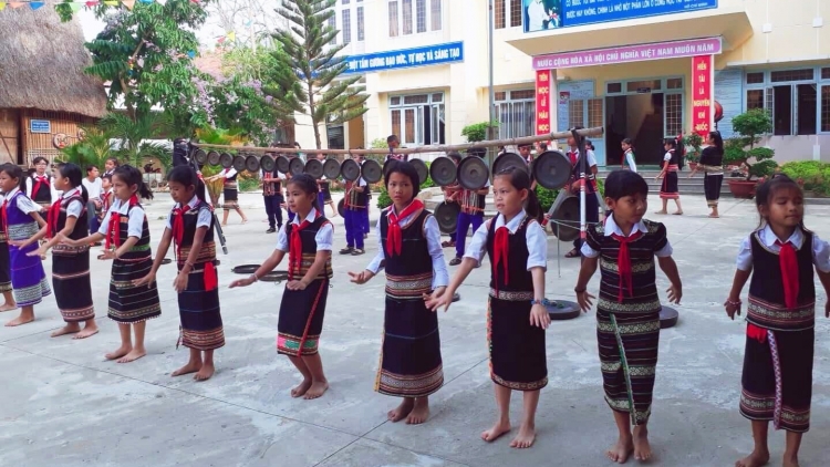 Em là mầm non của Đảng