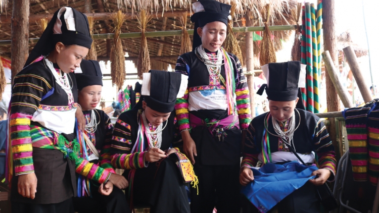 MÒN ĐÂY PJÒI CHANG SLỬA KHÓA CÚA PỈ NOỌNG CẦN LÔ LÔ ĐĂM