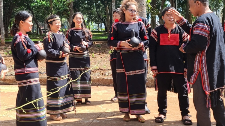 M’ak bi tuôm (Mừng gặp mặt)