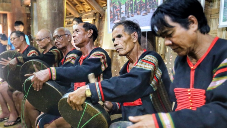 Bi tuôm ayŏng adei (Gặp mặt anh em)