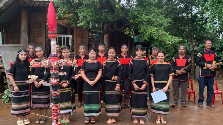 Phung mniê bruă Đảng “Thâo bruă să, mbruă bruă pưk sang”
