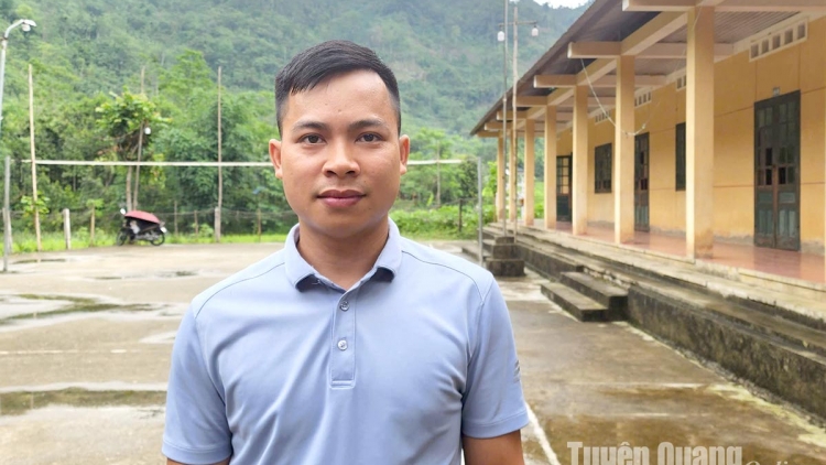 BÍ THƯ CHI BỘ ĐẢY PỈ NOỌNG SLỨN ĐIẾP