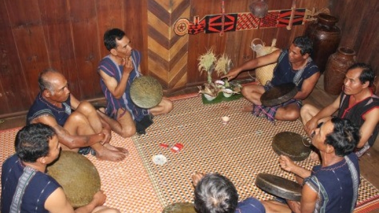 Sang bơhiàn ờ niam bau kòn