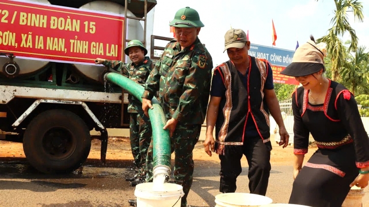 Gia Lai: Bộ đội Binh đoàn 15 tiếp nước sinh hoạt cho người dân vùng biên giới Ia Nan